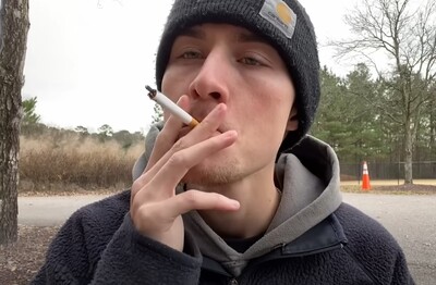 Лечение зависимости от табакокурения в Архангельске Мужчина с сигаретой делает затяжку