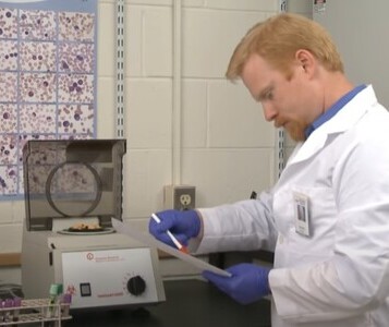 Клиника лечения наркозависимости в Архангельске Врач в кабинете клиники