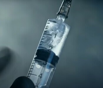 Лечение зависимости от тропикамида в Архангельске Шприц с жидкостью