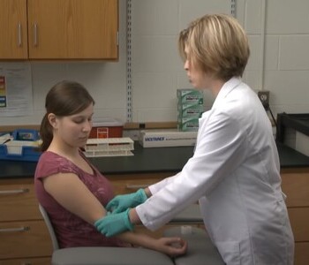 Лечение зависимости от аптечных препаратов в Архангельске Врач делает инъекцию пациентке