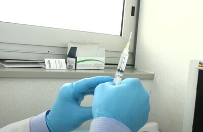 Проведение кодирования Вивитролом в Архангельске Шприц с Вивитролом в руках у врача